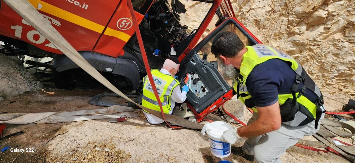 המשאית התהפכה והתרסקה בכביש; הנהג נהרג במקום וחולץ