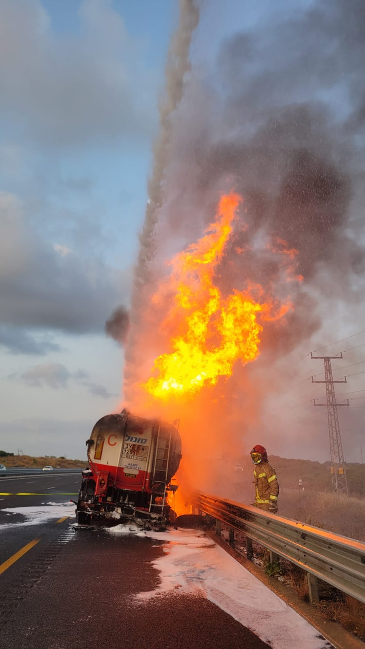 מיכלית דלק עלתה באש בכביש החוף; הכביש נחסם לתנועה