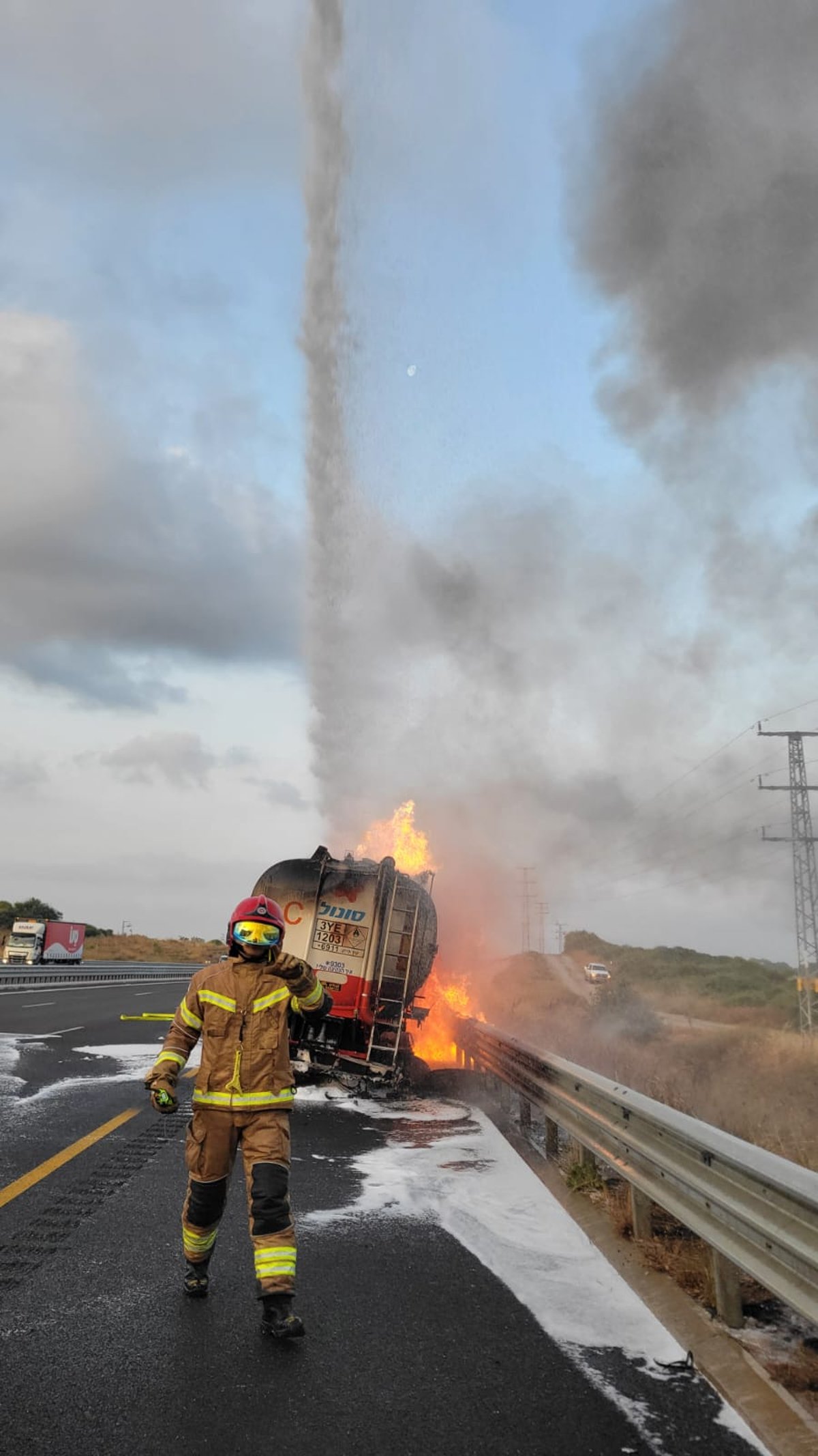 מיכלית דלק עלתה באש בכביש החוף; הכביש נחסם לתנועה