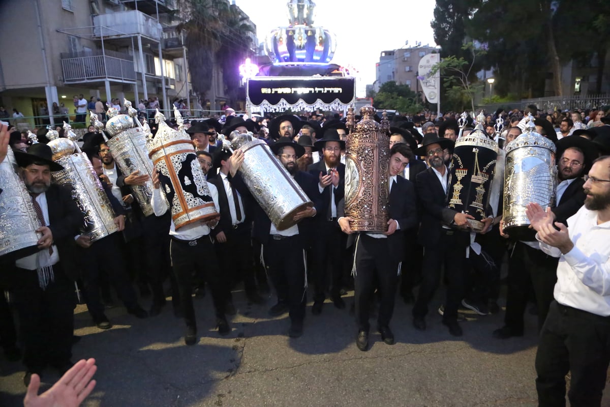 הכנסת ספר תורה בקרית הרצוג