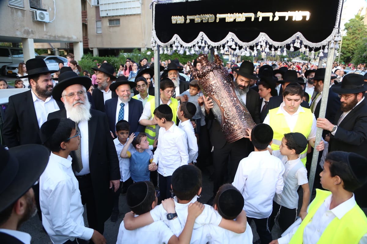 הכנסת ספר תורה בקרית הרצוג