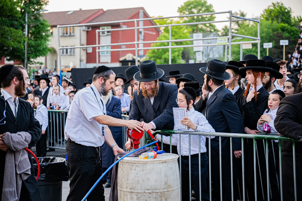 ל"ג בעומר בחצה"ק סאטמר