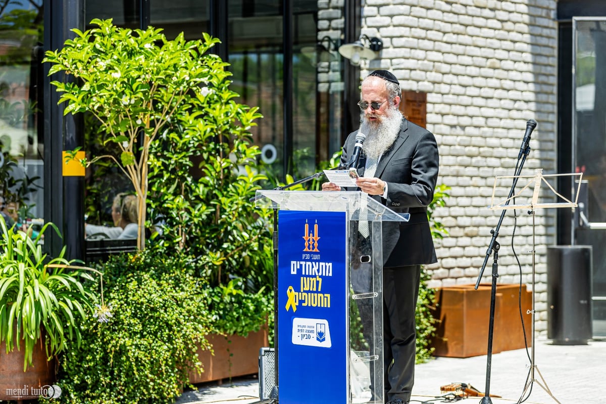 "מציל אנשים שתקועים בתוך בור": הציור המצמרר של אריאל ביבס