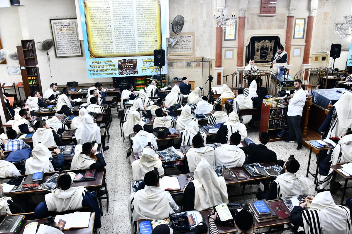 הגר"י זילברשטיין, והגר"ש מחפוד בתפילת השל"ה