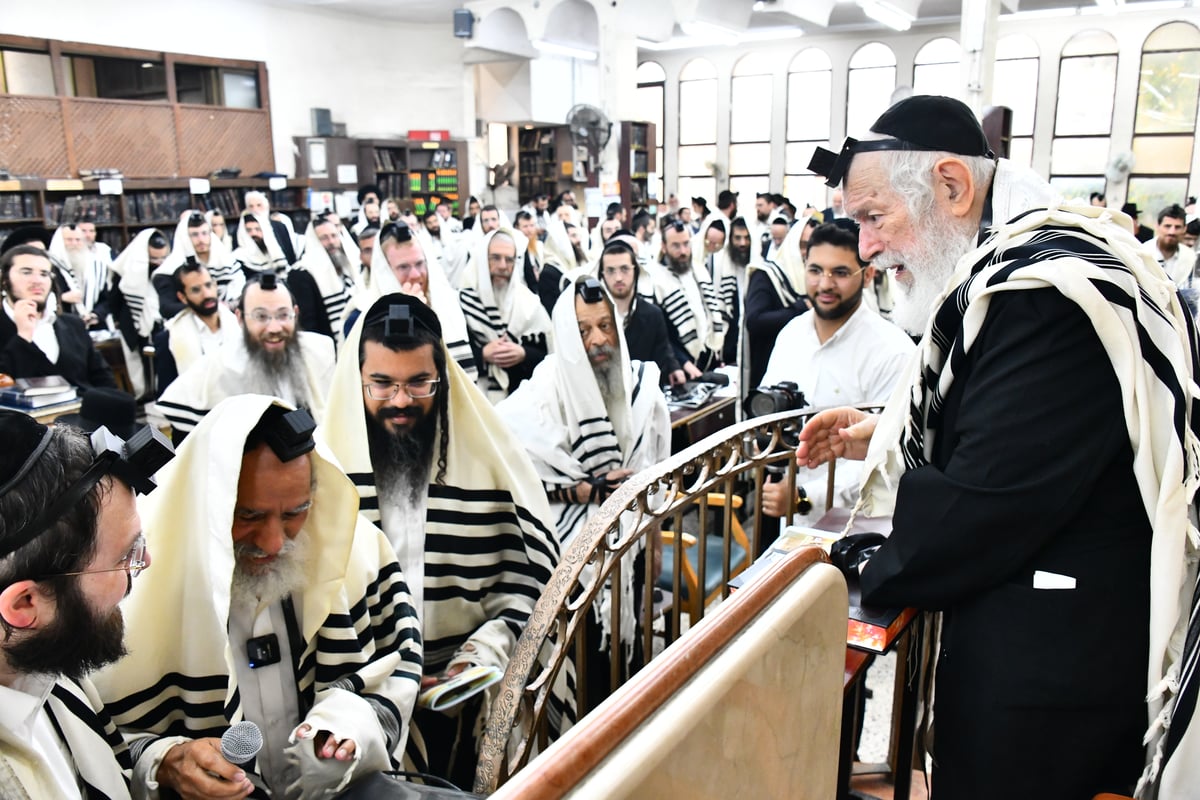 הגר"י זילברשטיין, והגר"ש מחפוד בתפילת השל"ה