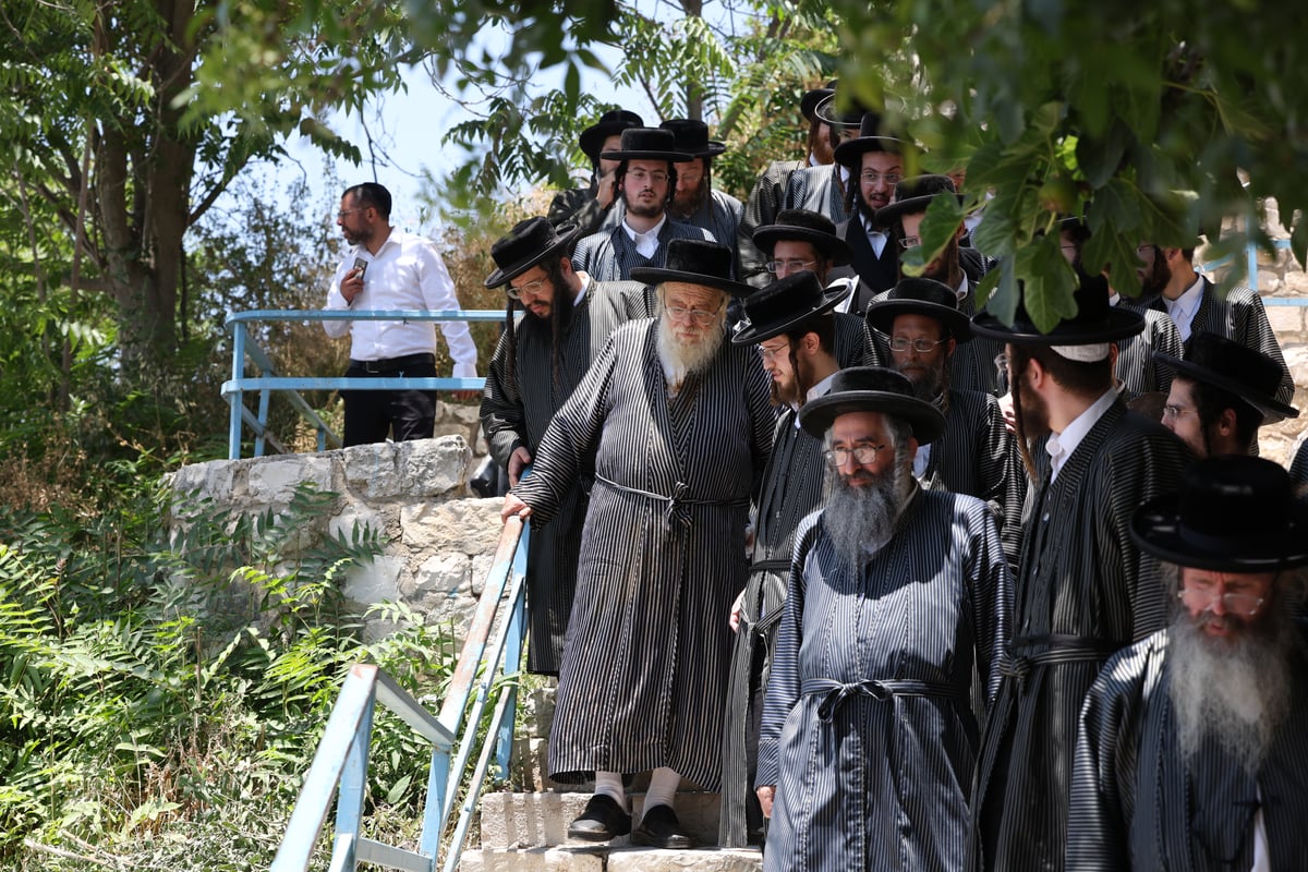 האדמו''ר מתולדות אהרון ביציאה מבית כנסת האר''י הספרדי