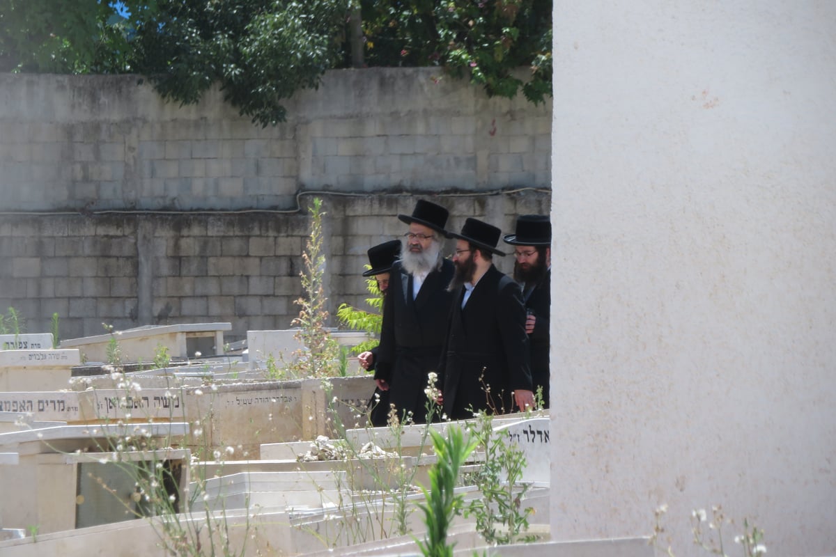 האדמו"ר מויז'ניץ ב"ש, בבית העלמין בב"ב