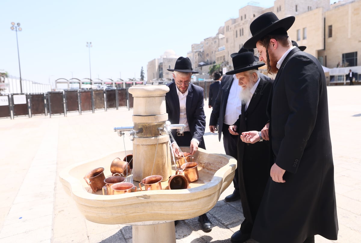 הגר"מ אויערבאך בכותל המערבי 