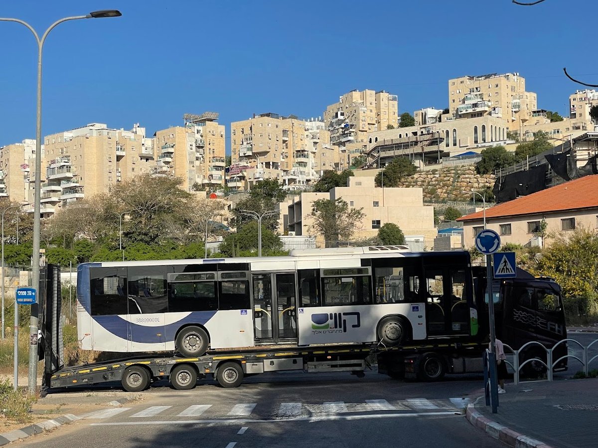 הנה אוטובוס שיגיע בזמן למוסך