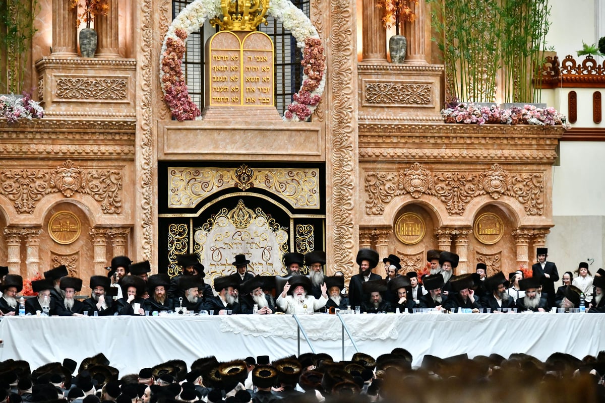 חג השבועות בצל האדמו"ר מויז'ניץ