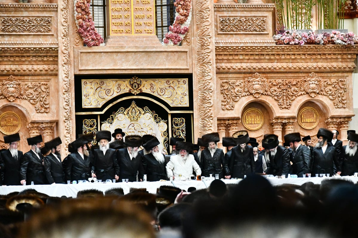 חג השבועות בצל האדמו"ר מויז'ניץ