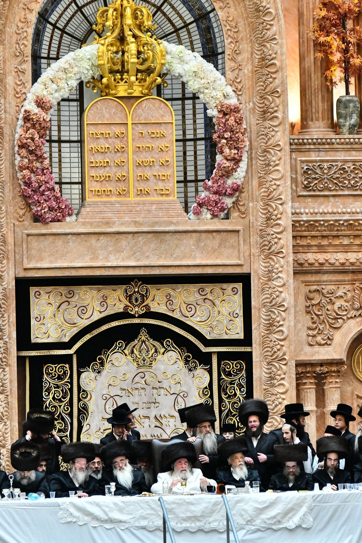 חג השבועות בצל האדמו"ר מויז'ניץ