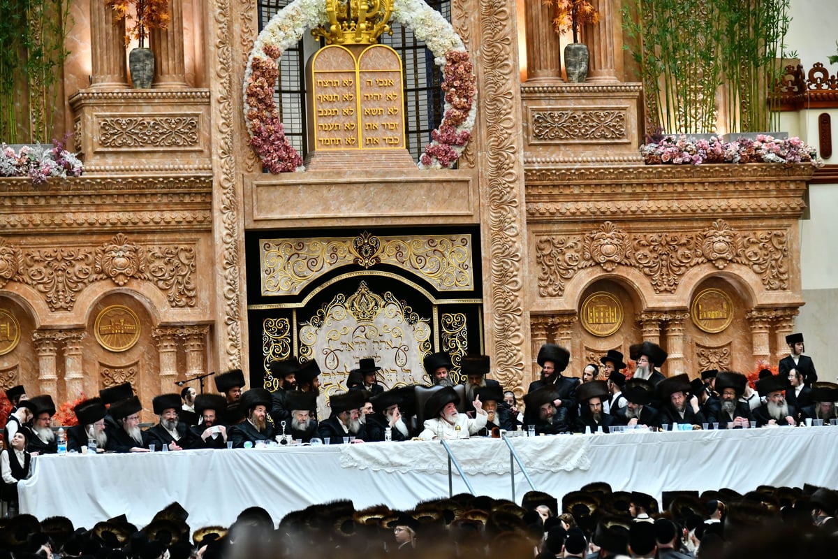 חג השבועות בצל האדמו"ר מויז'ניץ