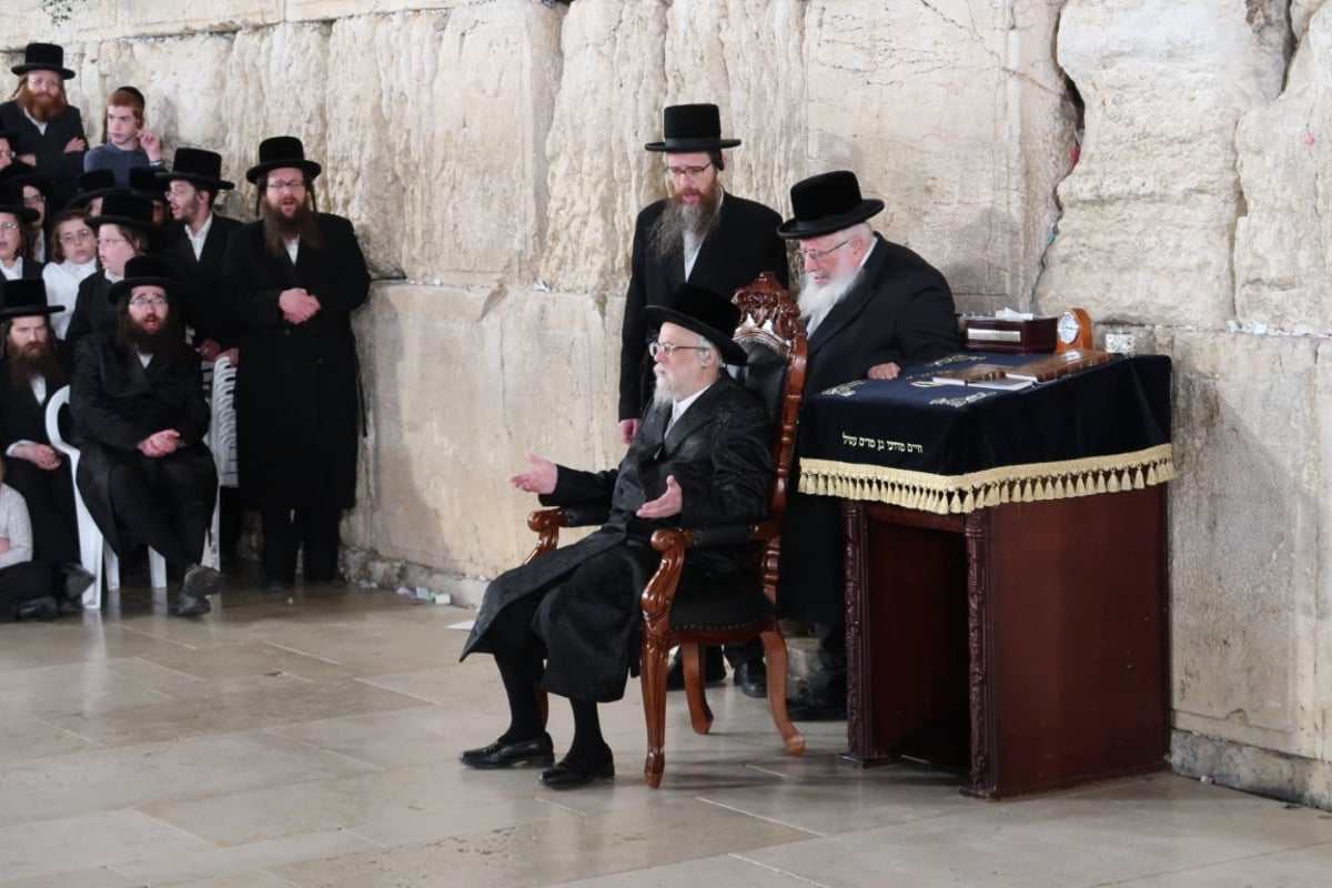 האדמו"ר מסערט ויז'ניץ, בתפילה ע"י הכותל המערבי