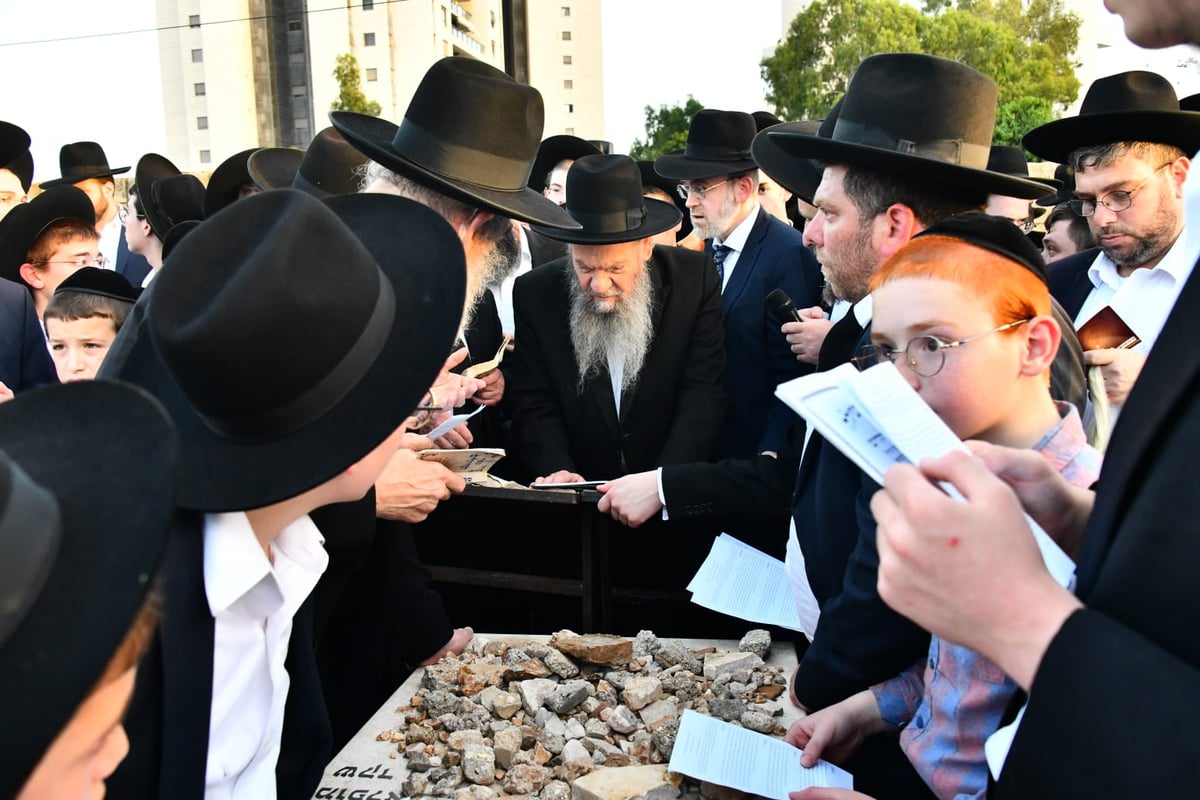 יום השנה הראשון למרן הגר"ג אדלשטיין