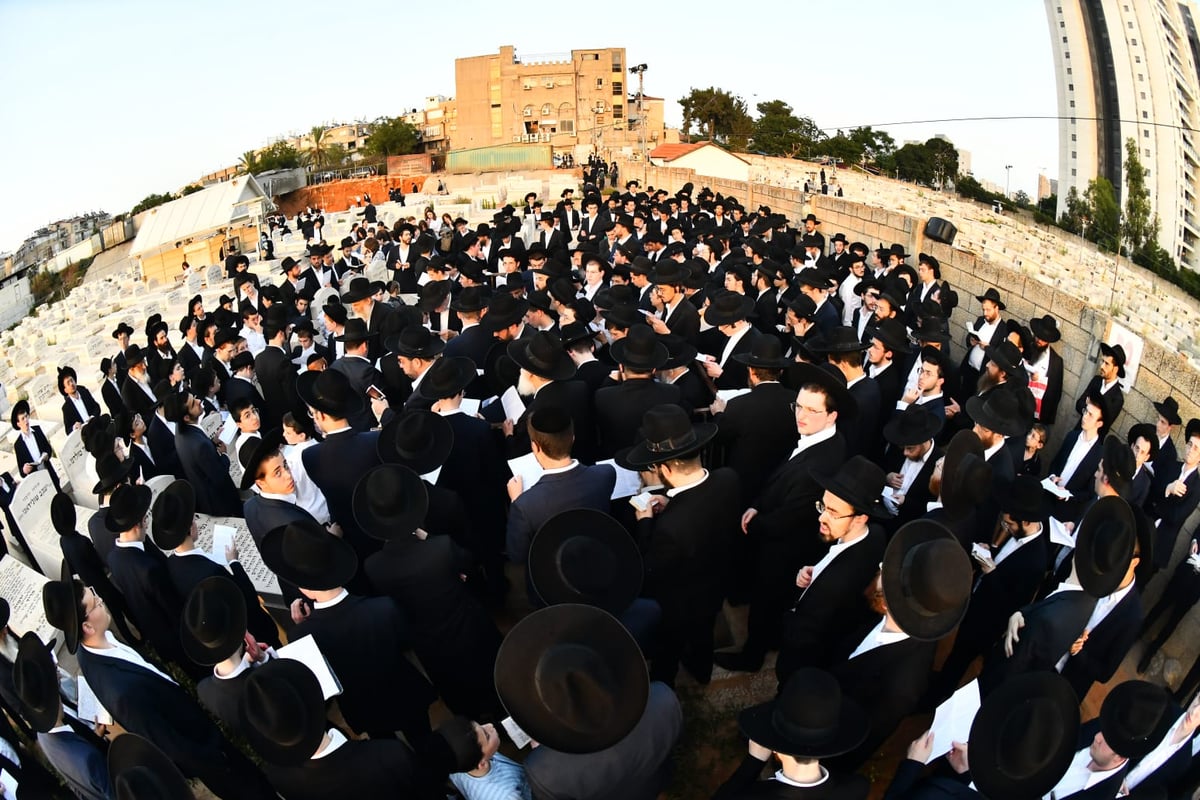 יום השנה הראשון למרן הגר"ג אדלשטיין