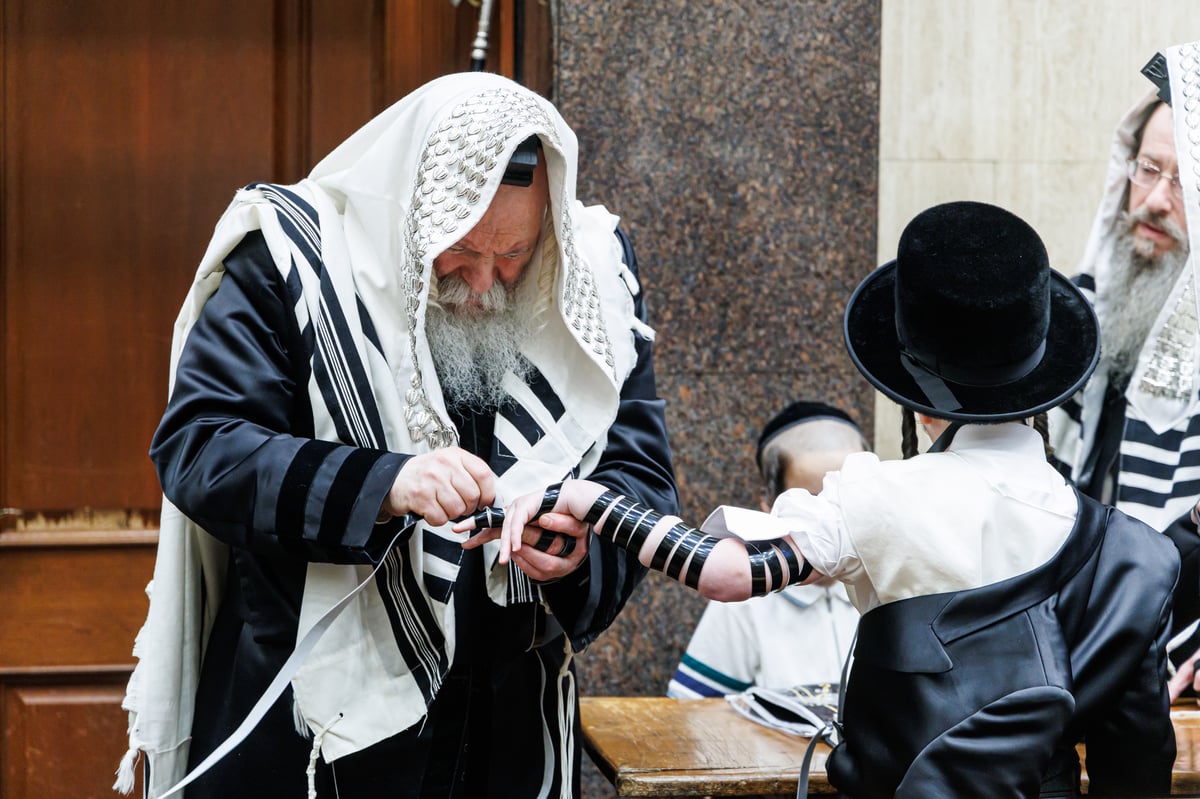 מעמד הנחת תפילין לנכד האדמו"ר מבאבוב