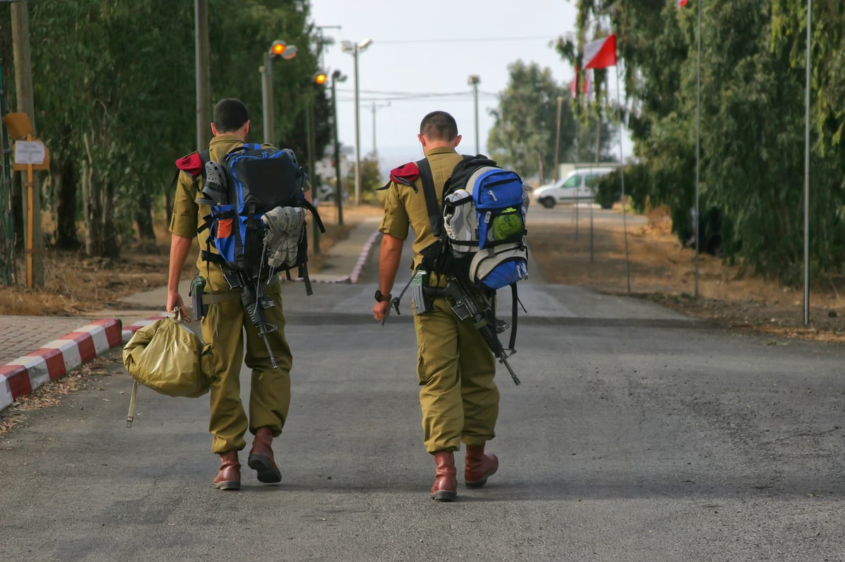 אילוסטרציה | חיילים בבסיס צנחנים