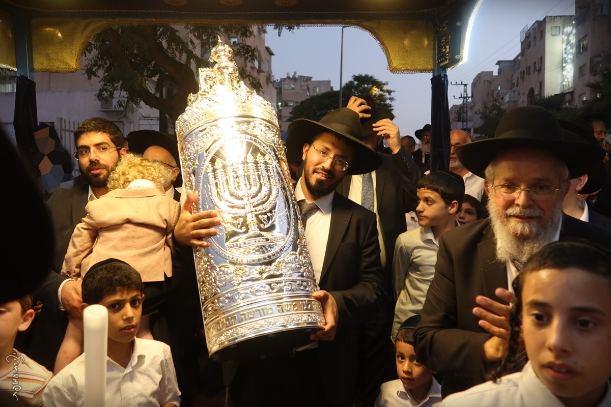 הכנסת ספר תורה לקהילת 'עוד יוסף חי' 