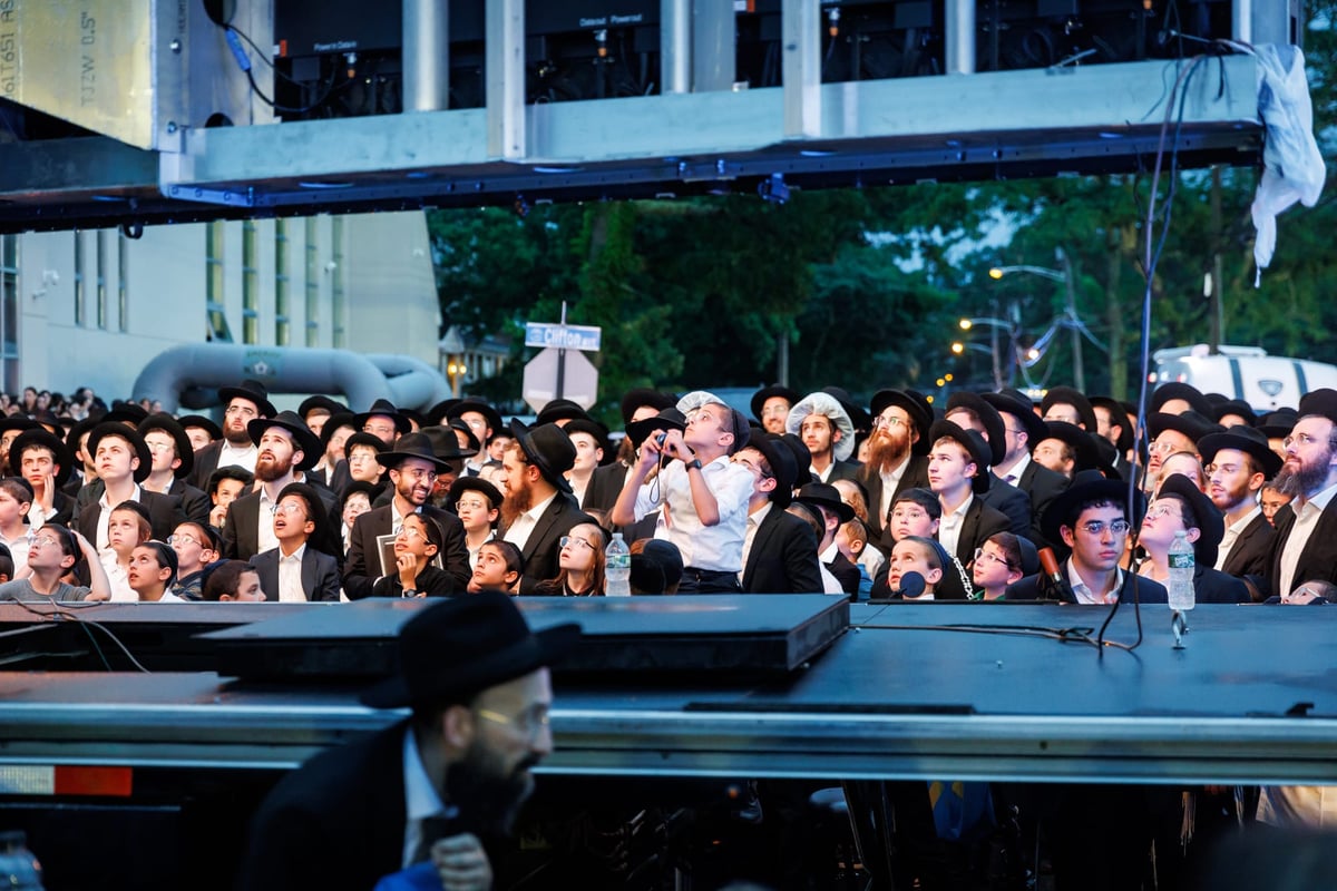 עוצמה אדירה בליקווד: רבבות קיבלו בהתרגשות את פני גדולי ישראל וראשי הישיבות | תיעוד