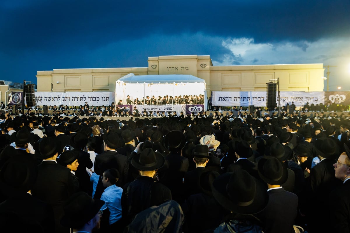 עוצמה אדירה בליקווד: רבבות קיבלו בהתרגשות את פני גדולי ישראל וראשי הישיבות | תיעוד