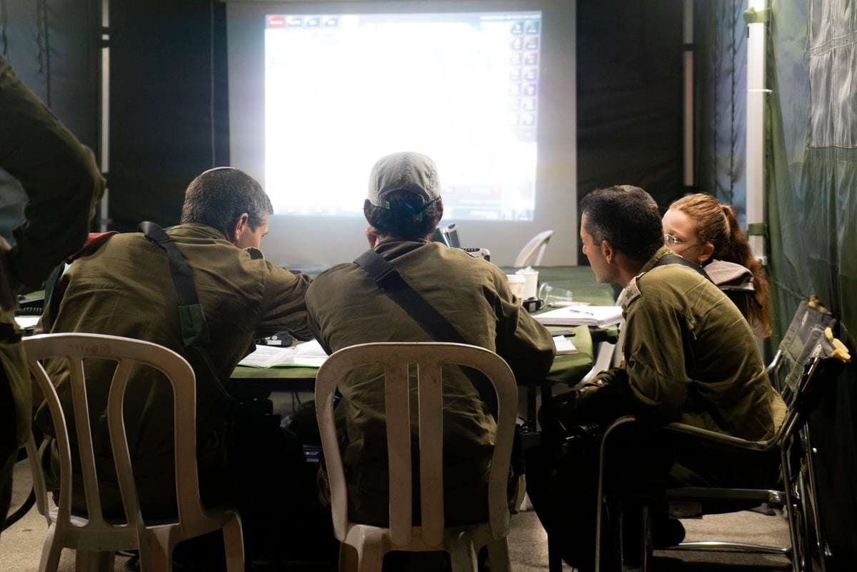 תמונה שצילם עיתונאי כיכר השבת. ביטחון המידע מחקו את הנראה על המסך אך עדין ניתן לזהות שלחיילת יש שיער ג'ינגג'י