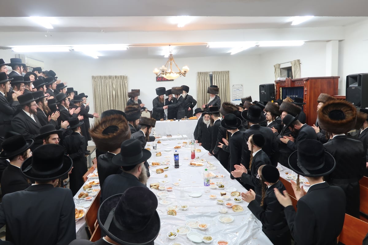 שמחת השבע ברכות בחצה"ק זוויעהיל - מודזיץ