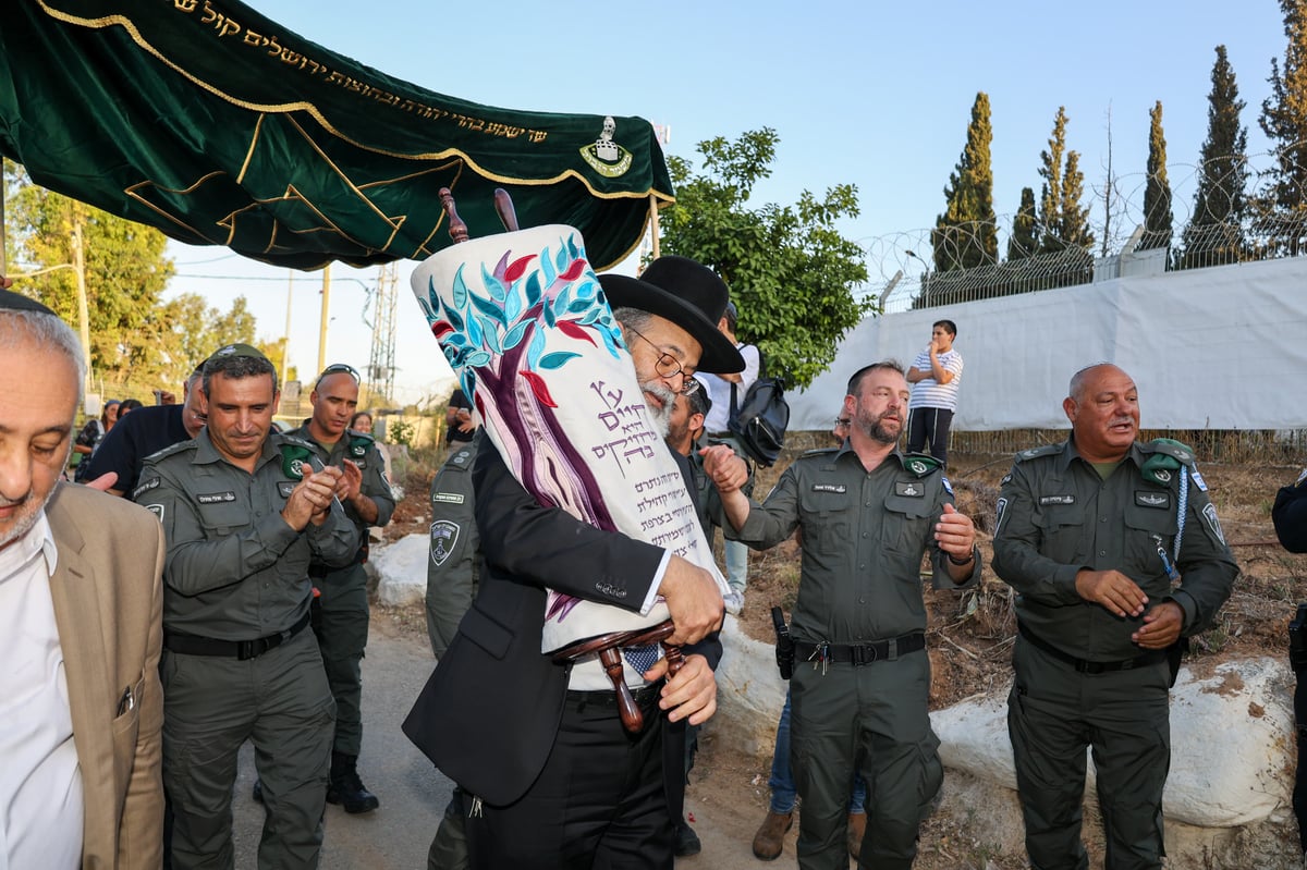 הכנסת ספר התורה וחנוכת בית הכנסת