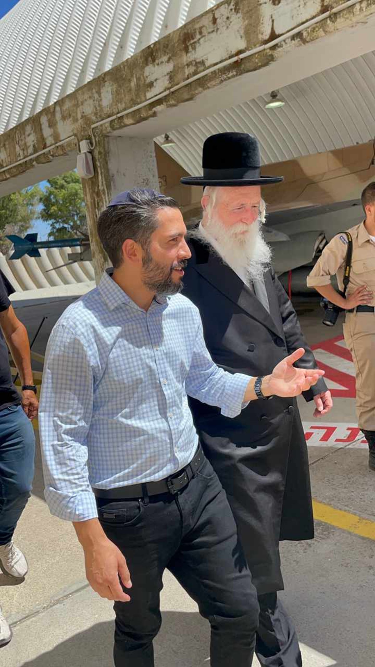 הגרי"ד גרוסמן בביקור חיזוק בבסיס חיל האוויר 