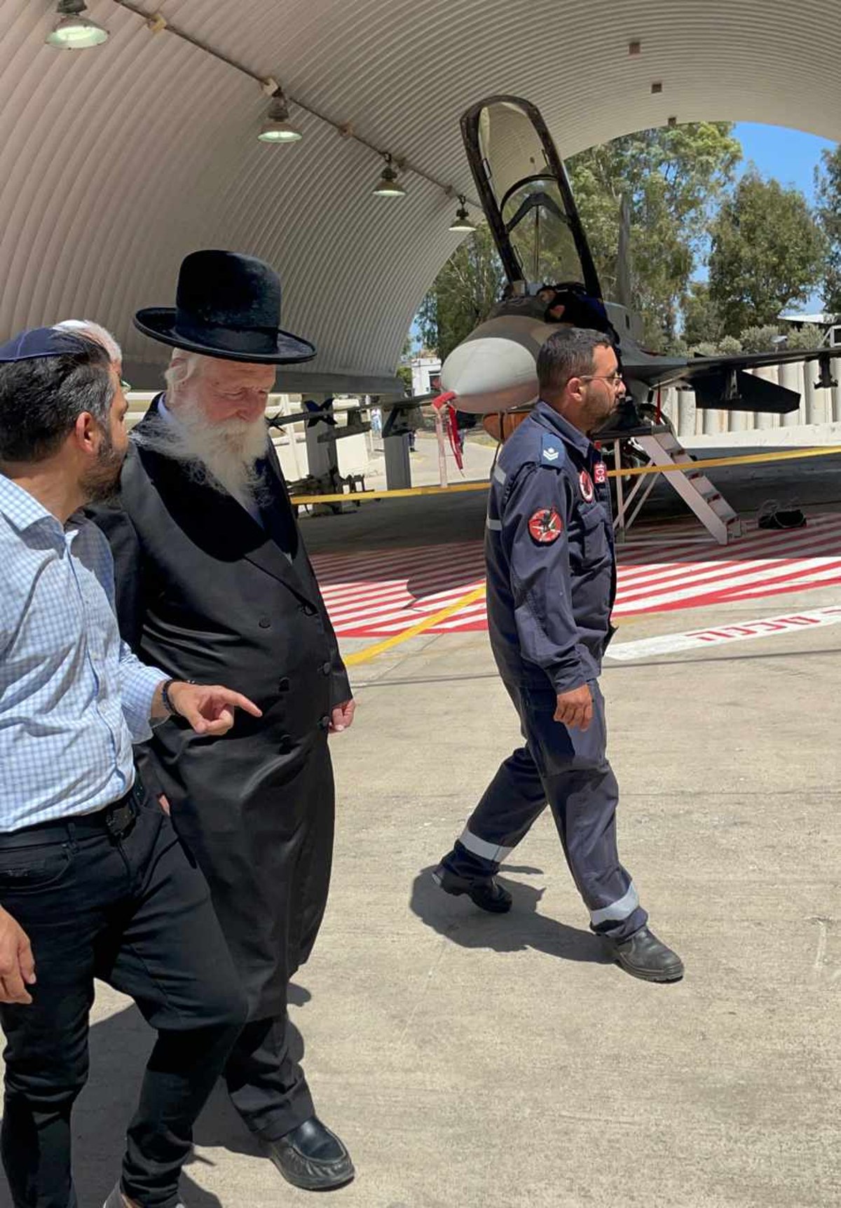 הגרי"ד גרוסמן בביקור חיזוק בבסיס חיל האוויר 