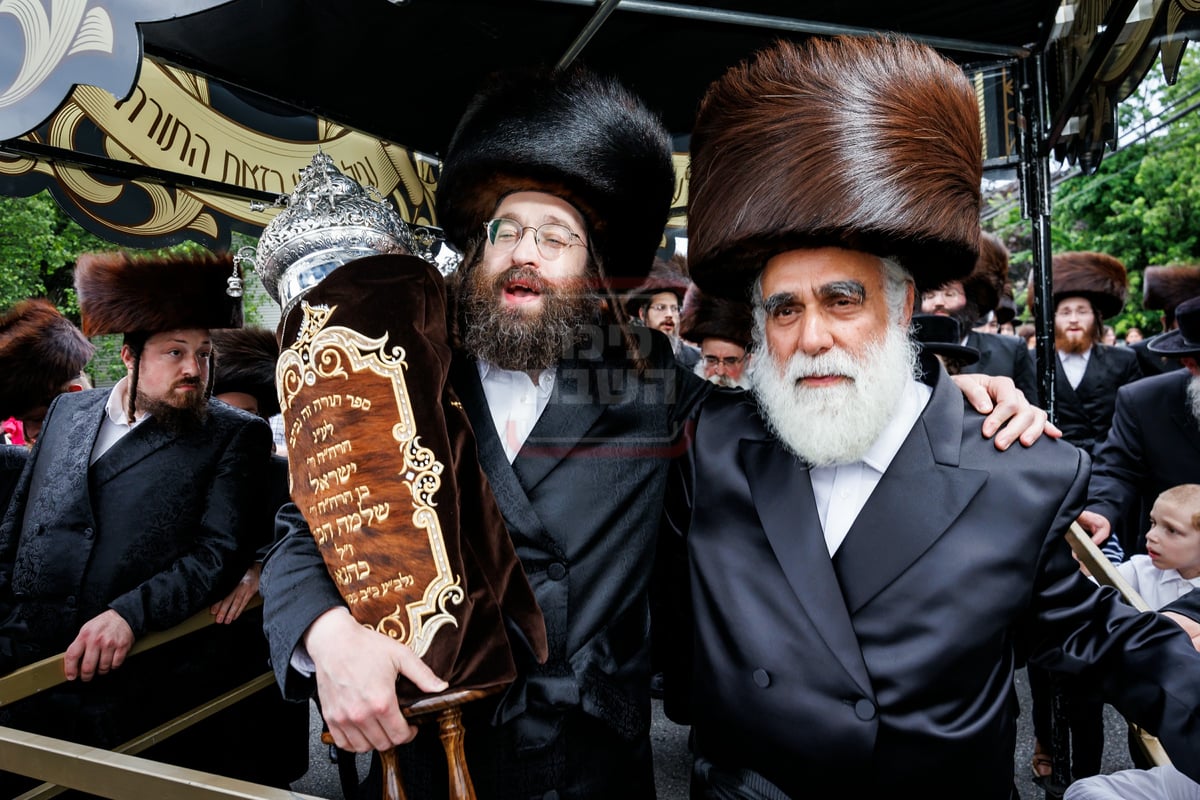 הכנסת ספר תורה בחצה"ק ויז'ניץ במאנסי