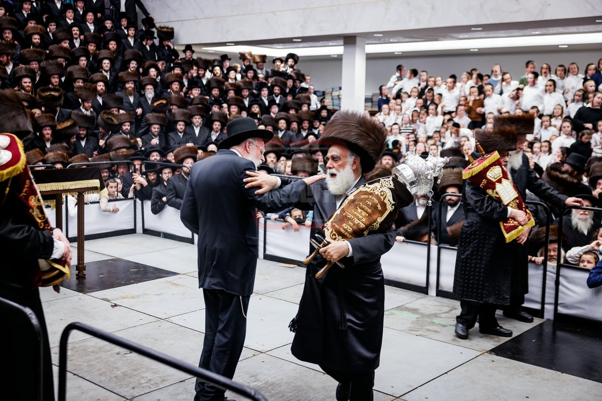 הכנסת ספר תורה בחצה"ק ויז'ניץ במאנסי