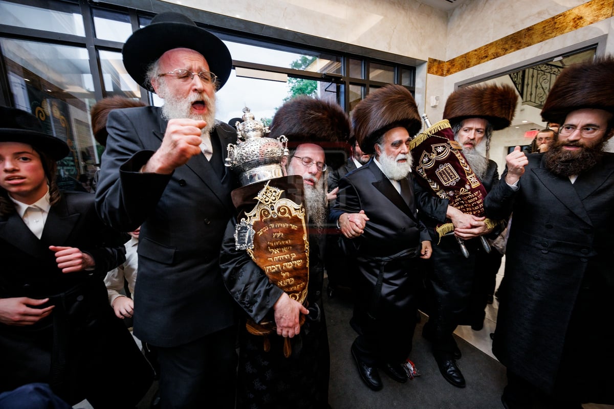 הכנסת ספר תורה בחצה"ק ויז'ניץ במאנסי