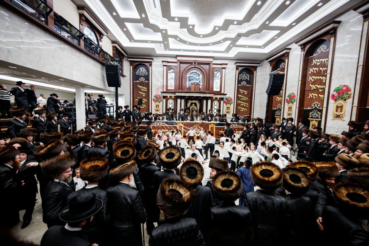 הכנסת ספר תורה בחצה"ק ויז'ניץ במאנסי