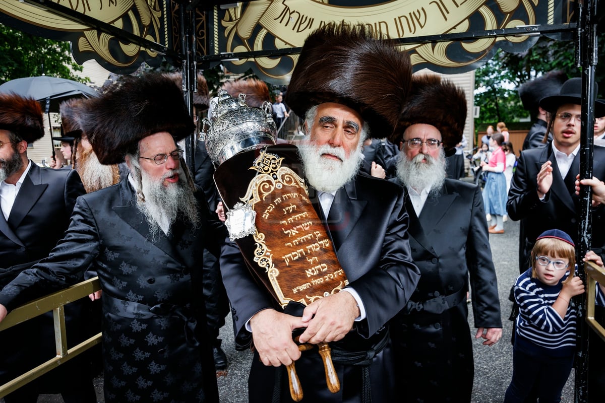 הכנסת ספר תורה בחצה"ק ויז'ניץ במאנסי