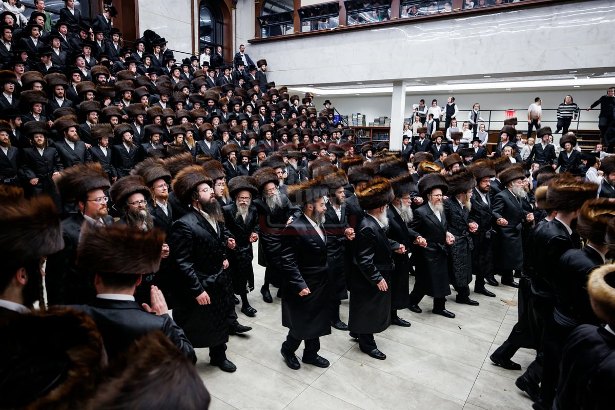 הכנסת ספר תורה בחצה"ק ויז'ניץ במאנסי