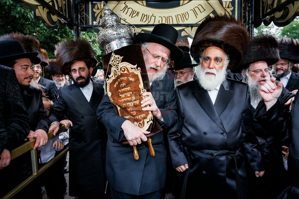 הכנסת ספר תורה בחצה"ק ויז'ניץ במאנסי