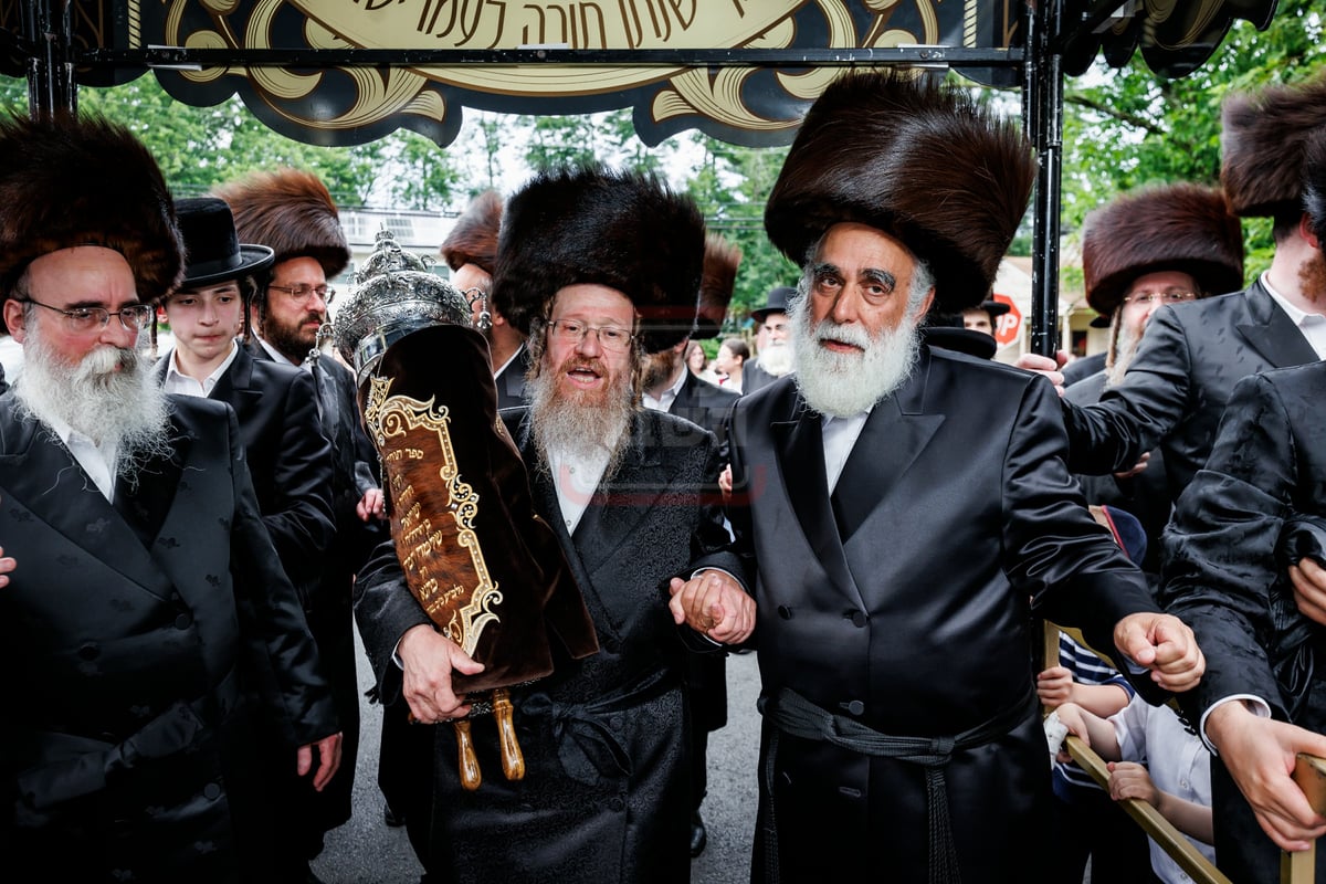 הכנסת ספר תורה בחצה"ק ויז'ניץ במאנסי