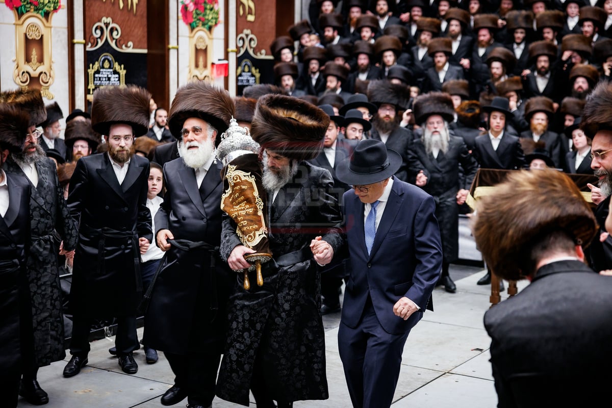 הכנסת ספר תורה בחצה"ק ויז'ניץ במאנסי