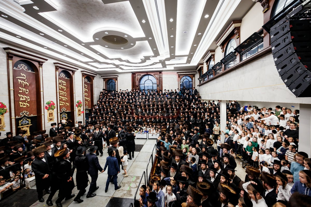 הכנסת ספר תורה בחצה"ק ויז'ניץ במאנסי