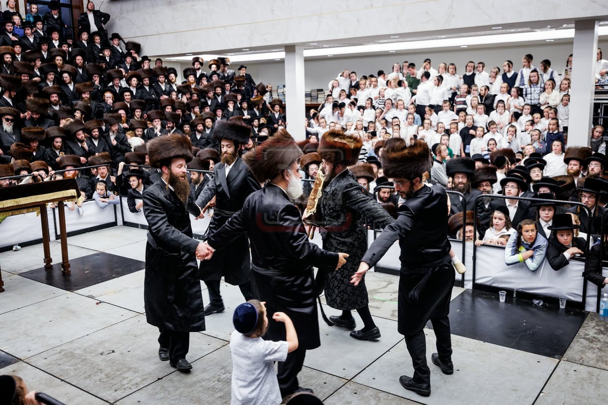 הכנסת ספר תורה בחצה"ק ויז'ניץ במאנסי