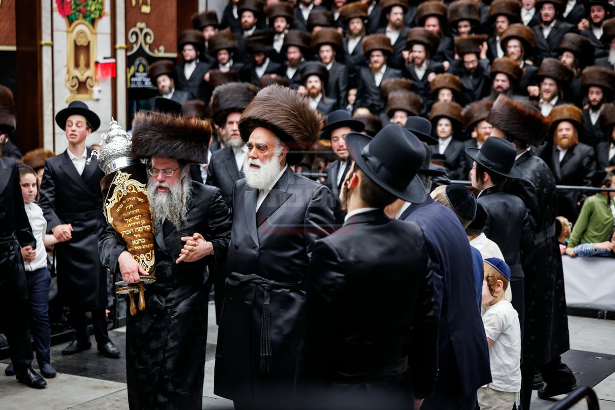 הכנסת ספר תורה בחצה"ק ויז'ניץ במאנסי