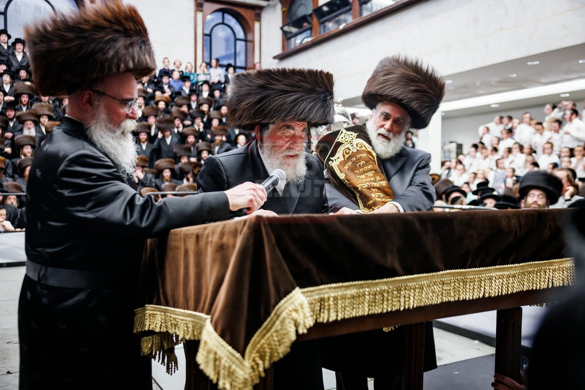 הכנסת ספר תורה בחצה"ק ויז'ניץ במאנסי