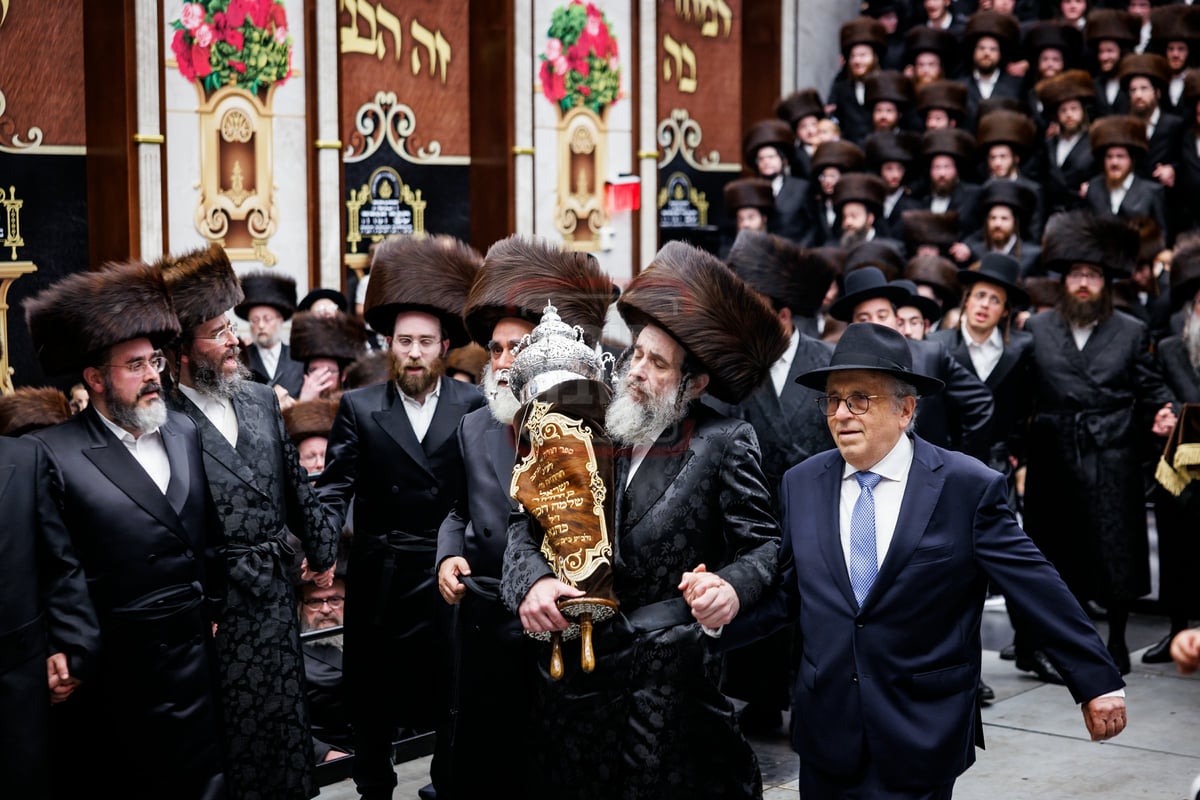 הכנסת ספר תורה בחצה"ק ויז'ניץ במאנסי