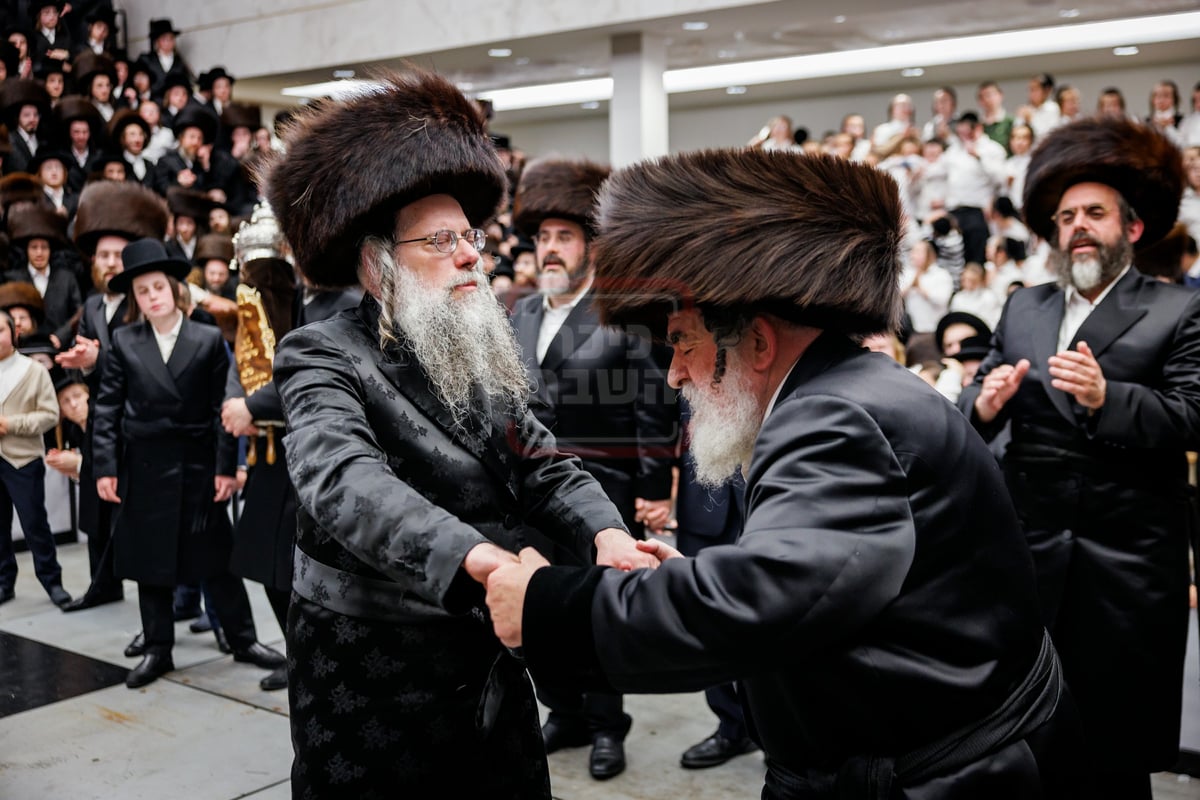 הכנסת ספר תורה בחצה"ק ויז'ניץ במאנסי