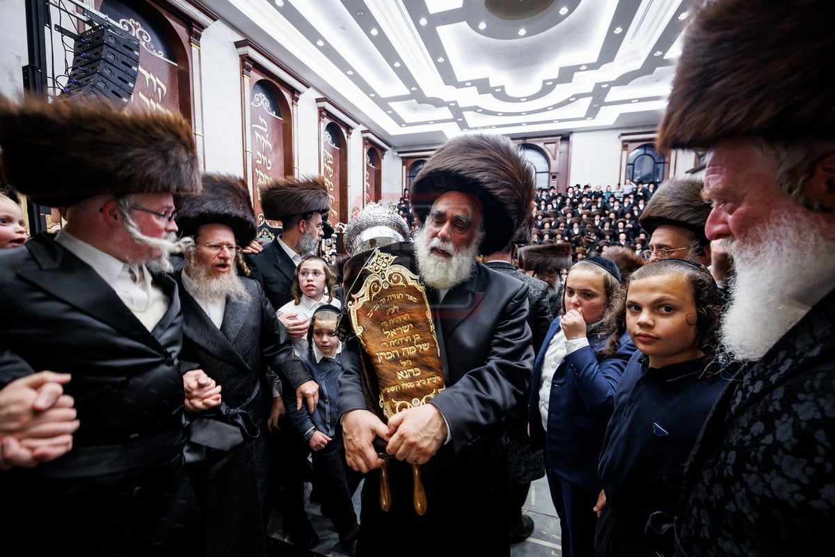 הכנסת ספר תורה בחצה"ק ויז'ניץ במאנסי