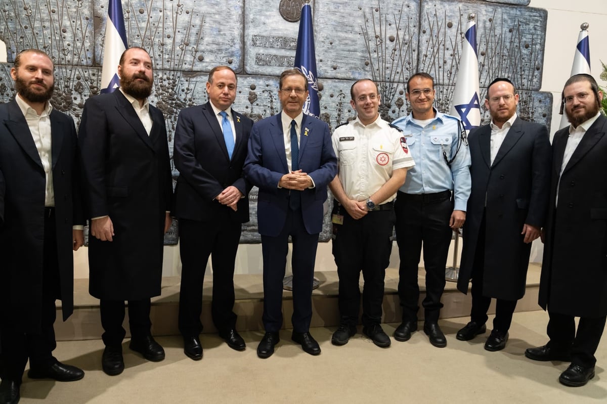 בטקס רב רושם, מעניק הנשיא יצחק הרצוג את אות מצטייני הנשיא למתנדבי השירות הלאומי -אזרחי