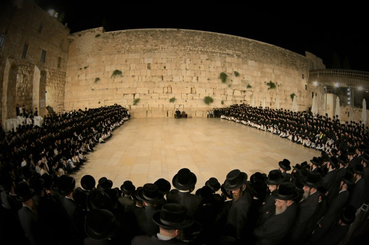 האדמו"ר מויז'ניץ בתפילה ע"י כותל המערבי