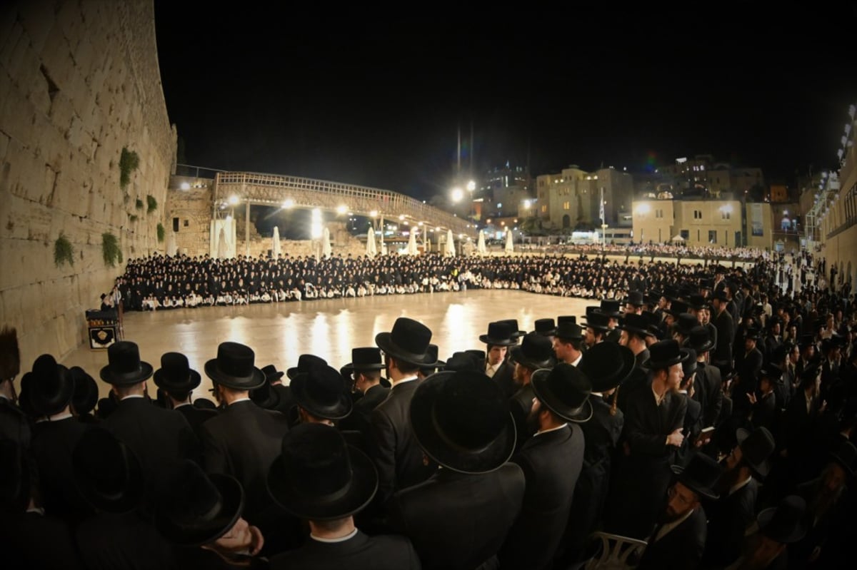 האדמו"ר מויז'ניץ בתפילה ע"י כותל המערבי