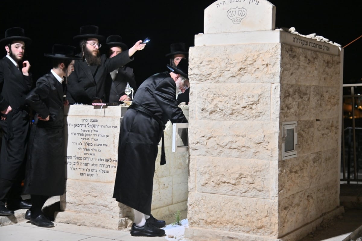 האדמו"ר מויז'ניץ בתפילה בהר הזיתים